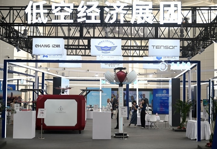 6月20日，參觀者在博覽會低空經(jīng)濟(jì)展團(tuán)參觀。新華社記者 趙子碩 攝