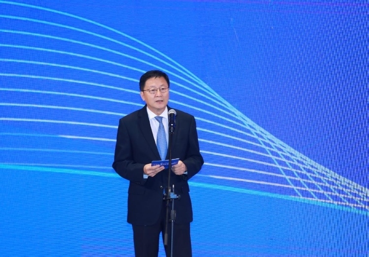 中國網(wǎng)總編輯王曉輝主持論壇。中國外文局供圖