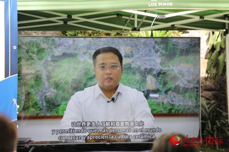 德化縣人民政府縣長方俊欽視頻致辭。人民網(wǎng) 埃內(nèi)斯托·多明戈斯攝