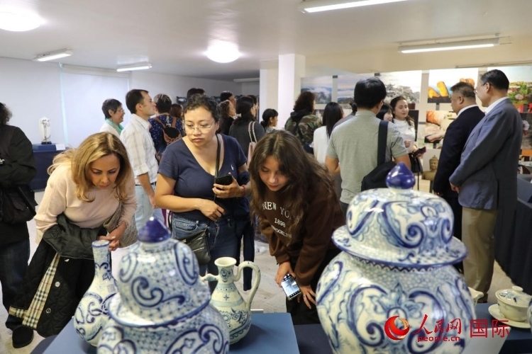 在展覽現(xiàn)場，觀眾們駐足欣賞德化瓷和墨西哥彩瓷。人民網(wǎng) 埃內(nèi)斯托·多明戈斯攝
