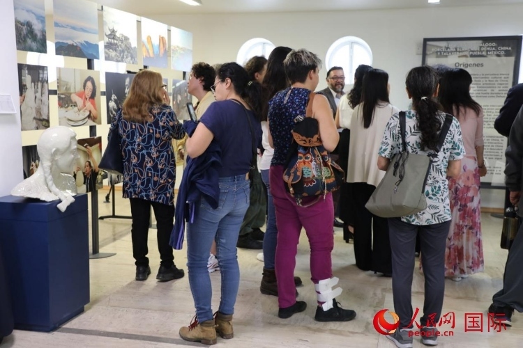 在展覽現(xiàn)場，觀眾們駐足欣賞德化白瓷和墨西哥彩瓷。人民網(wǎng) 埃內(nèi)斯托·多明戈斯攝