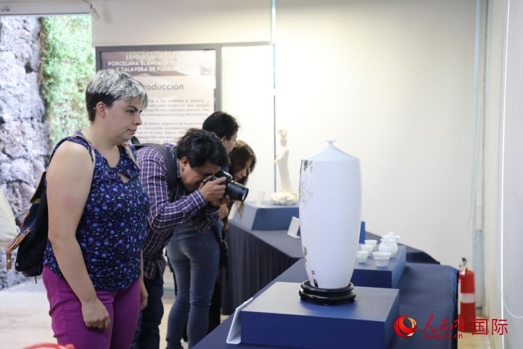 在展覽現(xiàn)場，觀眾們駐足欣賞德化白瓷和墨西哥彩瓷。人民網(wǎng) 埃內(nèi)斯托·多明戈斯攝