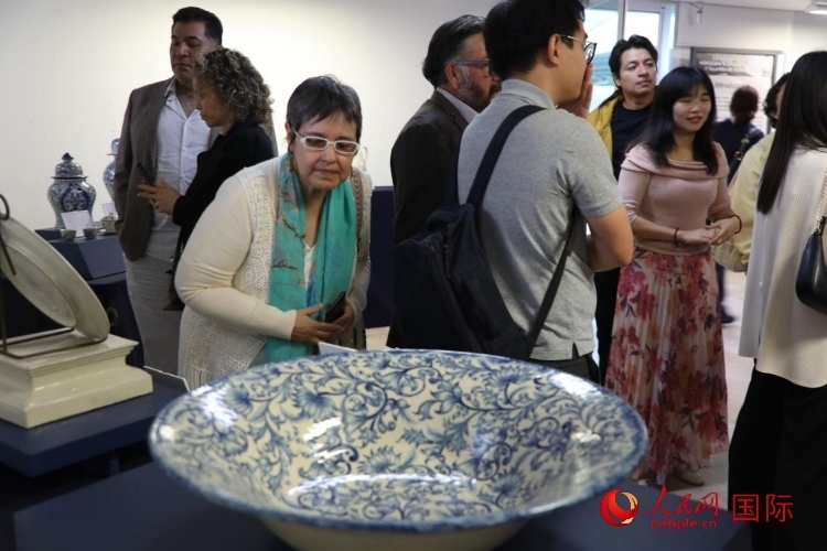 在展覽現(xiàn)場，觀眾們駐足欣賞德化白瓷和墨西哥彩瓷。人民網(wǎng) 埃內(nèi)斯托·多明戈斯攝