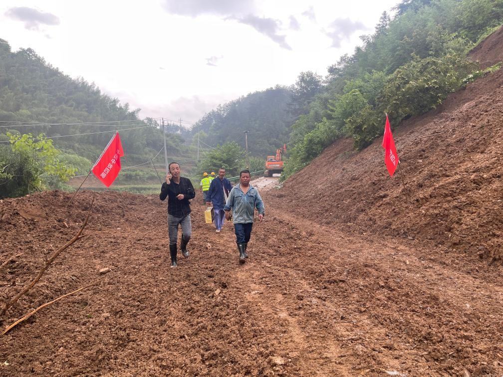 6月22日，木石里008縣道最后一個塌方點搶通。（受訪者供圖）