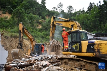 6月23日，救援人員在魚市鎮(zhèn)斗溪村龍?zhí)两M山體滑坡現(xiàn)場開展救援工作。新華社記者 陳振海 攝