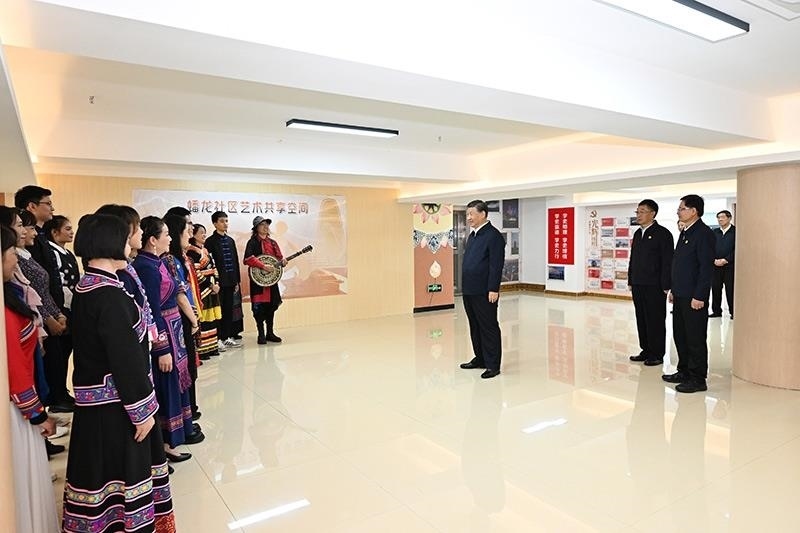 2023年12月14日，習近平總書記在廣西南寧市良慶區(qū)蟠龍社區(qū)黨群服務(wù)中心文體活動室同社區(qū)居民親切交流。