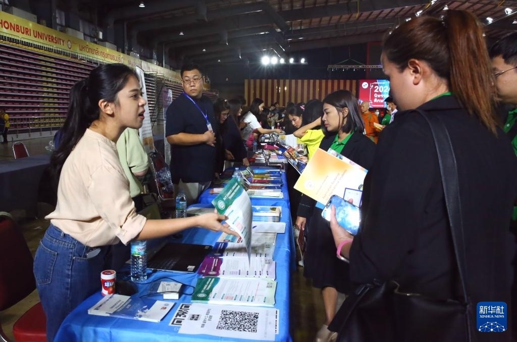 6月22日，在泰國(guó)曼谷吞武里大學(xué)舉辦的中國(guó)高等教育展上，學(xué)生在中國(guó)高校展臺(tái)前了解信息。新華社記者 孫瑋彤 攝