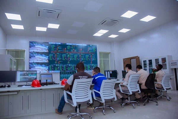 剛果（金）布桑加水電站攔河大壩泄洪。中鐵資源集團供圖 