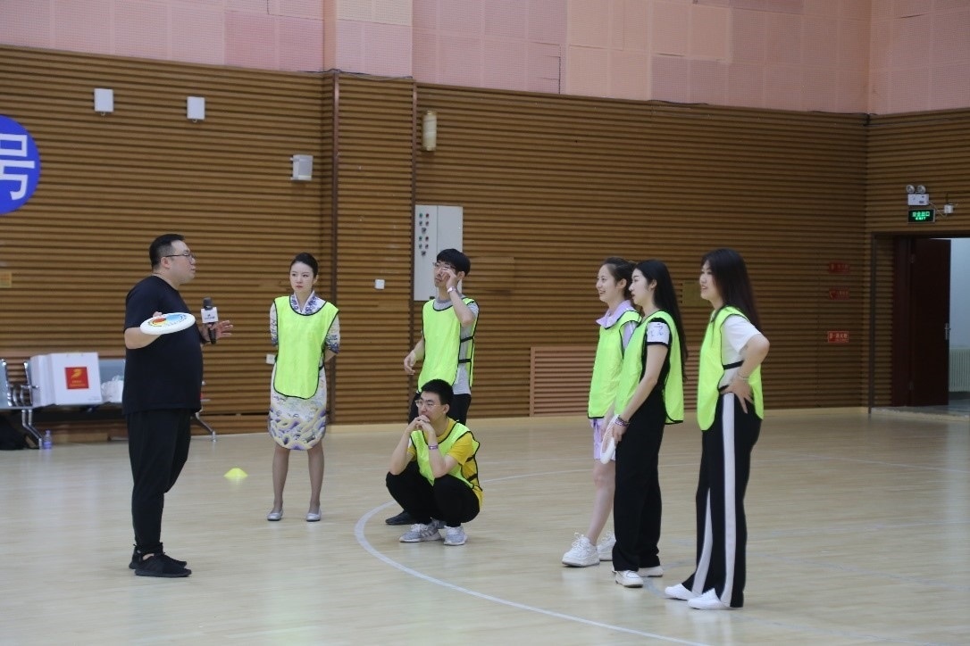 在“友趣體驗(yàn)營”上，年輕用戶正在學(xué)習(xí)飛盤運(yùn)動(dòng)技巧。 受訪者供圖