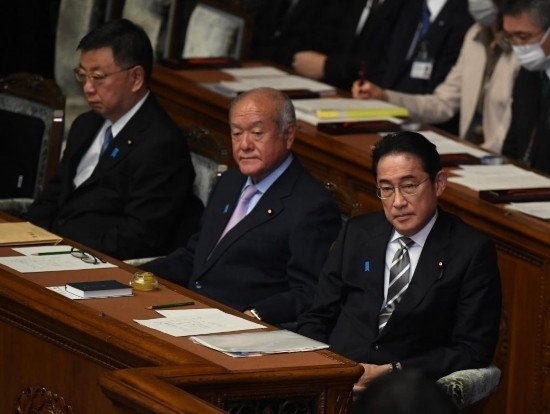 ??2023年12月13日，日本首相岸田文雄（右）參加國(guó)會(huì)閉會(huì)式。新華社記者馮武勇攝