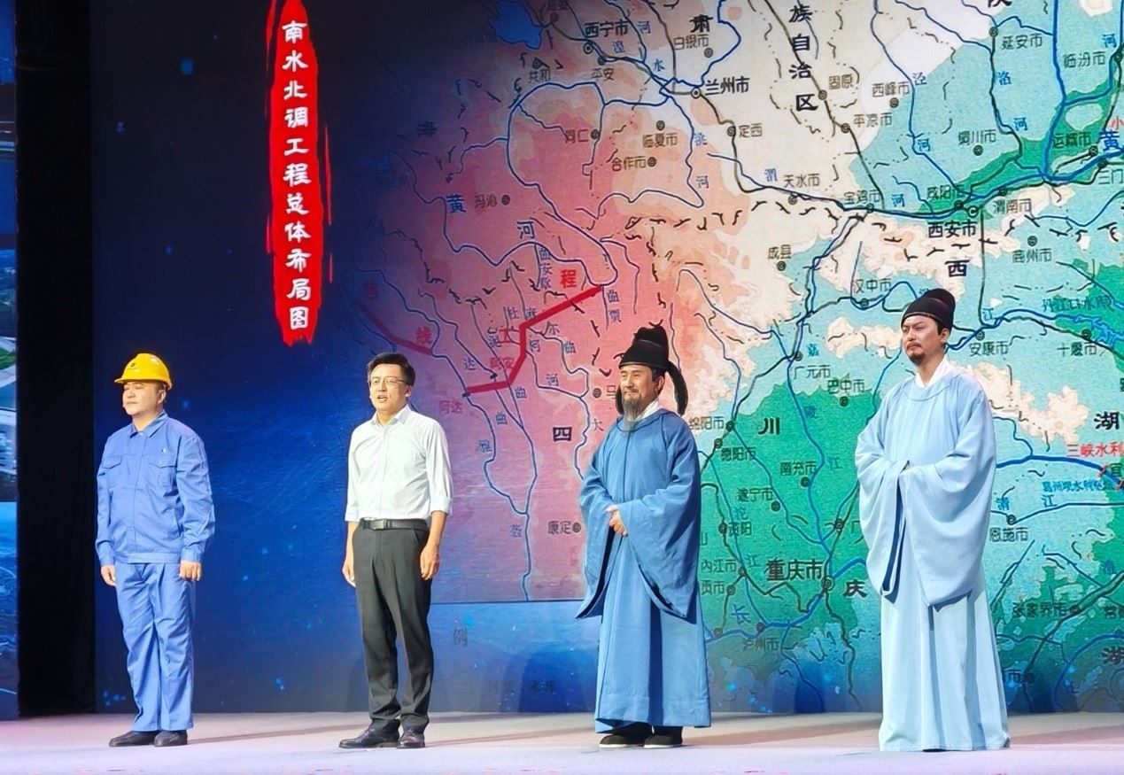 演員張志堅(jiān)（右二）、演員侯京健（右一）、北京郭守敬紀(jì)念館執(zhí)行館長張鵬（左二）和江蘇省江都水利工程管理處第二抽水站管理所副所長郭凱（左一）同臺演繹。