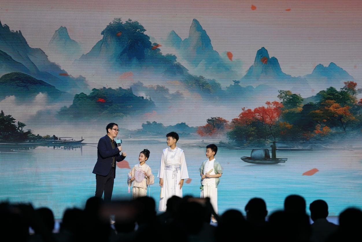 南京師范大學(xué)教授酈波（左一）與2024中國詩詞大會選手張可兒（左二）、姜敬曦（右二），揚(yáng)州市邗江區(qū)實(shí)驗(yàn)學(xué)校蔣王小學(xué)學(xué)生陸俊屹（右一）趣談大運(yùn)河詩詞文化。