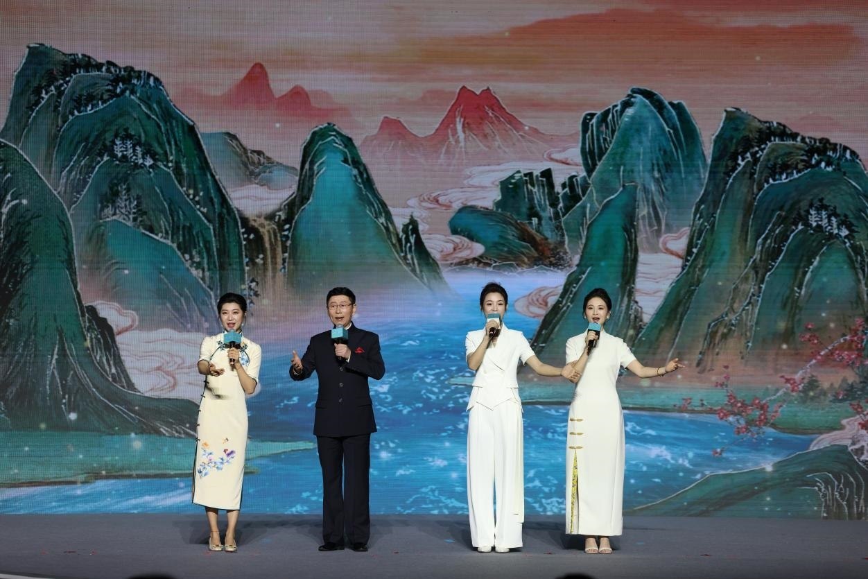 國家一級演員、京劇表演藝術(shù)家王平（左二），國家一級演員、南京藝術(shù)學(xué)院教授單雯（左一），浙江小百花越劇團(tuán)青年演員陳麗君（右二）、何青青（右一）同臺唱響千年運(yùn)河情。