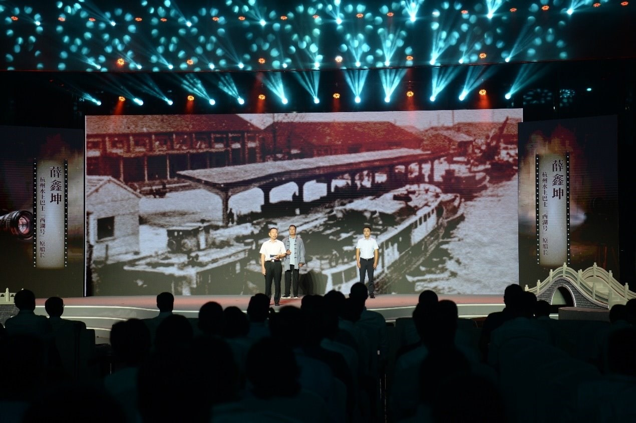 杭州水上巴士“西湖”號原船長薛鑫坤（左）、窯灣古鎮(zhèn)漁民藝術(shù)團(tuán)團(tuán)長沈召明（中）、港航潤楊6060貨船主楊杰偉（右）現(xiàn)場講述。