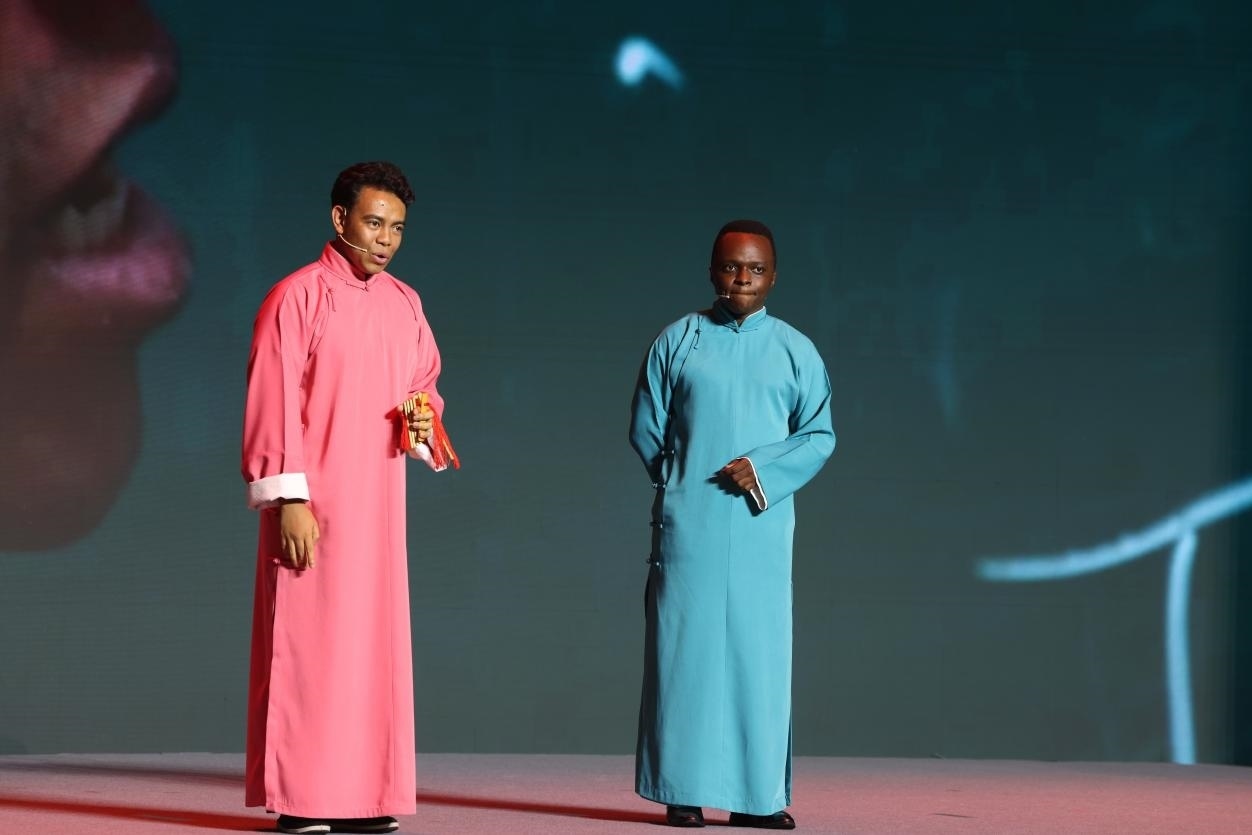 來自馬達(dá)加斯加的北京外國語大學(xué)教師唐磊（左）和來自肯尼亞的天津師范大學(xué)博士生孔愛凱（右）說唱大運(yùn)河。