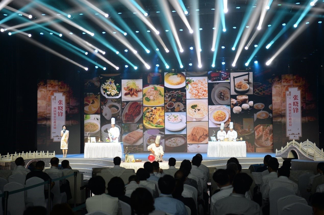 花園國際大酒店廚師長朱燾、西園飯店行政總廚張曉鋒、冶春面點(diǎn)總廚倪秋香、冶春面點(diǎn)制作技藝第五代傳人陳詩雅展示淮揚(yáng)菜絕技。