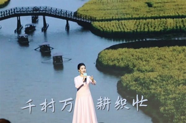 歌唱家、中國音樂學(xué)院教授雷佳現(xiàn)場演唱。