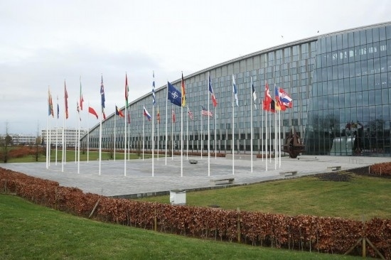  這是2月15日在比利時布魯塞爾拍攝的北約總部一角。為期一天的北約成員國國防部長會議15日在比利時首都布魯塞爾結(jié)束。會議就加強北約的威懾和防御以及對烏克蘭的支持等問題展開討論。新華社記者趙丁喆攝