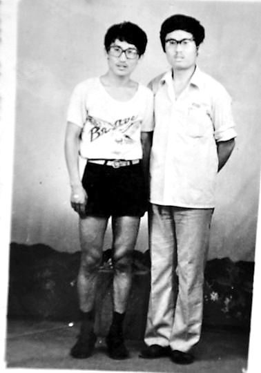 薛其坤（左）與大學(xué)同學(xué)合影。