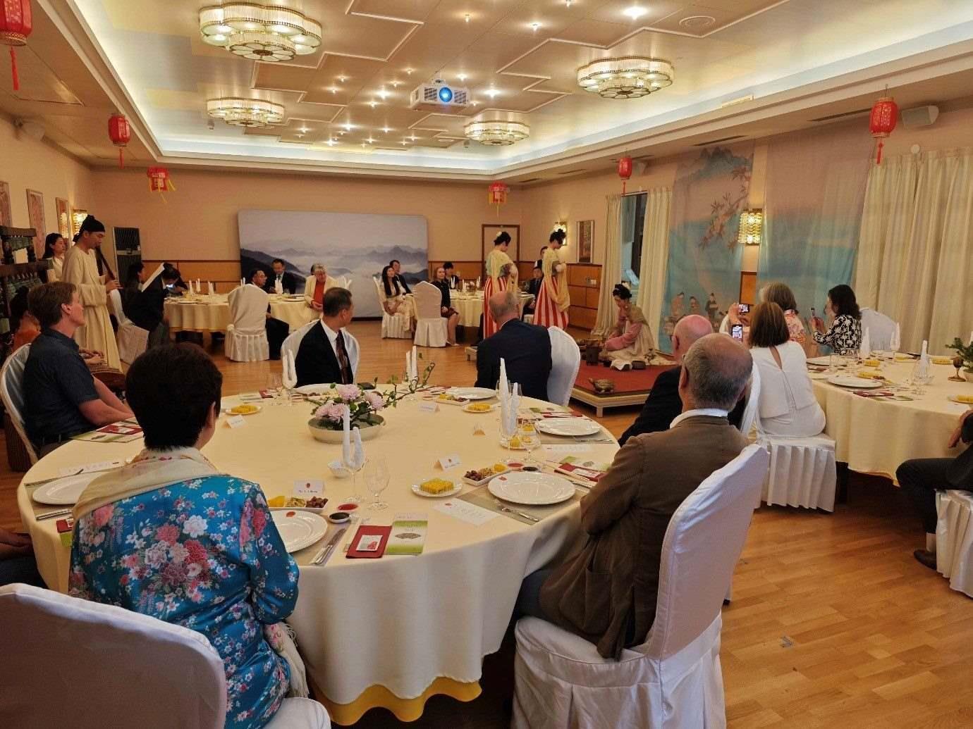 來賓們觀賞茶藝表演和品嘗中華美食。中國駐瑞典大使館供圖