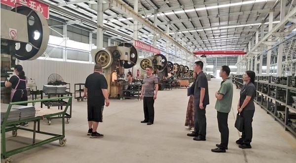 大渡口區(qū)法院法官回訪已盤活的被執(zhí)行企業(yè)。