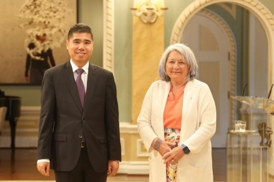 6月26日，中國駐加拿大大使王鏑向加拿大總督西蒙遞交國書。