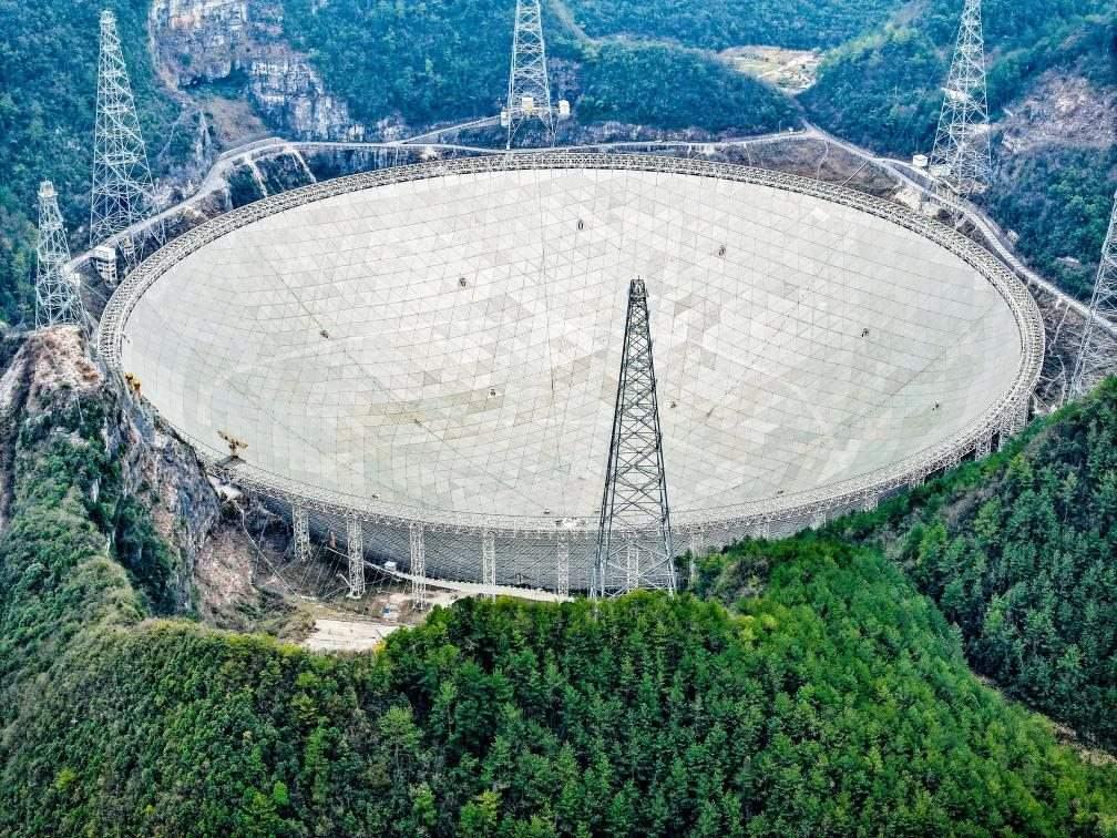 這是2024年2月26日拍攝的位于貴州的“中國天眼”（無人機(jī)全景圖片，維護(hù)保養(yǎng)期間拍攝）。新華社記者 歐東衢 攝