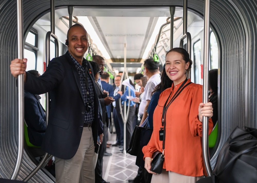 2024年4月22日，拉美和加勒比國家駐華使節(jié)、機(jī)構(gòu)代表和記者應(yīng)外交部邀請，在襄陽騰龍汽車有限公司參訪。新華社記者 杜子璇 攝