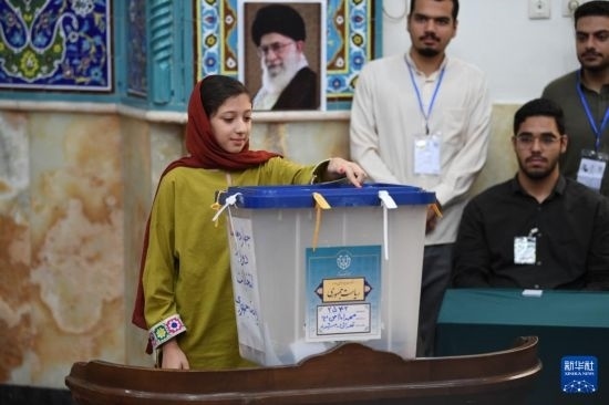 6月28日，伊朗選民在德黑蘭的一處投票站參加總統(tǒng)選舉投票。新華社記者 沙達(dá)提 攝