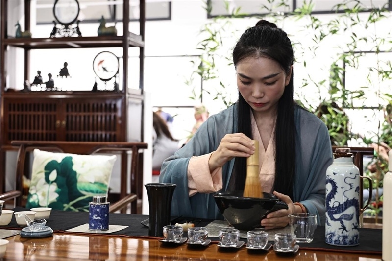茶藝師現(xiàn)場(chǎng)展示宋式點(diǎn)茶。拉巴特中國(guó)文化中心供圖