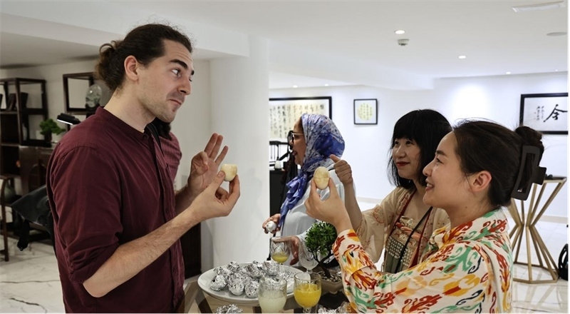 嘉賓品嘗茶葉蛋。拉巴特中國(guó)文化中心供圖