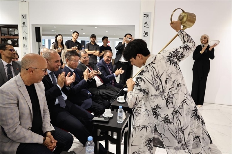 長(zhǎng)嘴壺斟茶。拉巴特中國(guó)文化中心供圖