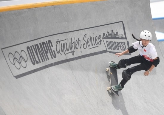 6月20日，鄭好好在比賽中，她在預(yù)賽中最佳成績?yōu)?2.60分。當(dāng)日，巴黎奧運(yùn)會資格系列賽布達(dá)佩斯站滑板女子碗池預(yù)賽在布達(dá)佩斯舉行。新華社記者 賀燦鈴 攝