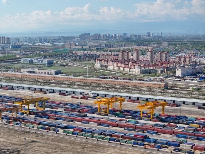 這是2024年4月18日拍攝的霍爾果斯鐵路口岸換裝場(chǎng)（無(wú)人機(jī)照片）。新華社記者 趙戈 攝