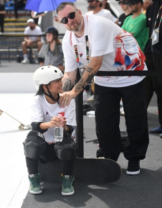 6月20日，鄭好好（左）在比賽間隙與教練互動，她在預(yù)賽中最佳成績?yōu)?2.60分。當(dāng)日，巴黎奧運(yùn)會資格系列賽布達(dá)佩斯站滑板女子碗池預(yù)賽在布達(dá)佩斯舉行。新華社記者 賀燦鈴 攝