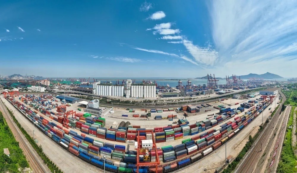 中哈連云港物流合作基地及集裝箱碼頭。（圖源：新華社）