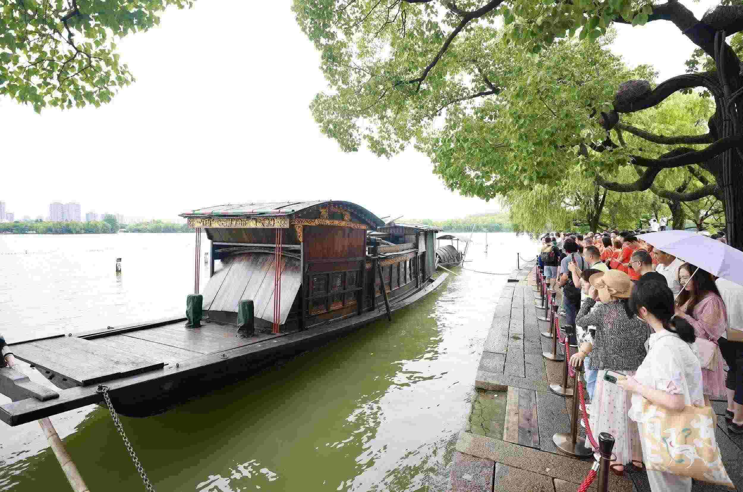 浙江嘉興，游客在南湖景區(qū)湖心島瞻仰紅船，感悟“紅船精神”。（圖片來(lái)源：視覺(jué)中國(guó)）