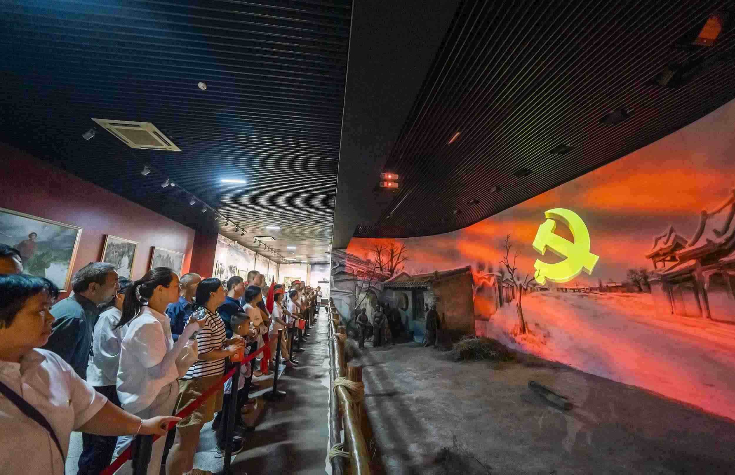 山西呂梁，游客正在文水縣劉胡蘭紀(jì)念館參觀。（圖片來(lái)源：視覺(jué)中國(guó)）