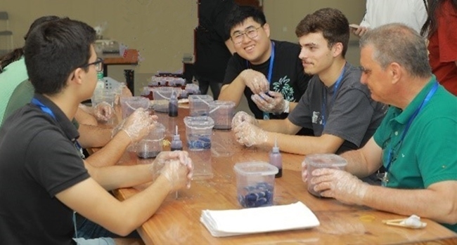 葡萄牙魯班工坊師生扎染體驗。天津機(jī)電職業(yè)技術(shù)學(xué)院供圖