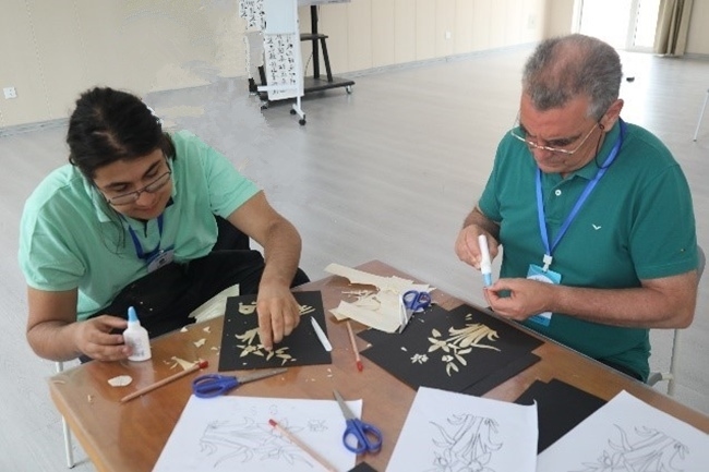 葡萄牙魯班工坊師生制作麥秸畫。