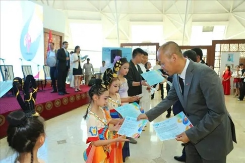 △當(dāng)?shù)貢r(shí)間6月27日，2024“未來世界”國(guó)際青少年藝術(shù)展演在塔吉克斯坦國(guó)家博物館開幕。