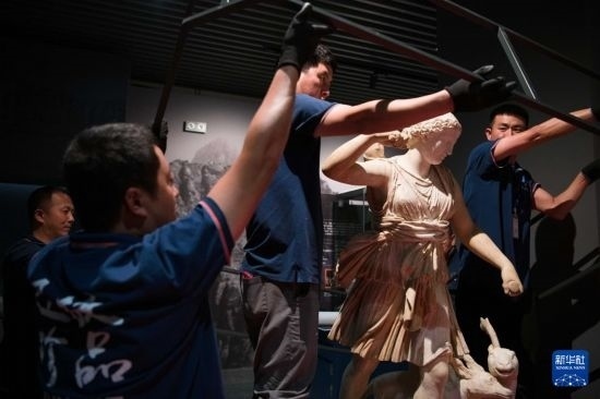 7月2日，工作人員將開箱后的古希臘文物放置在展臺上。新華社記者 張端 攝