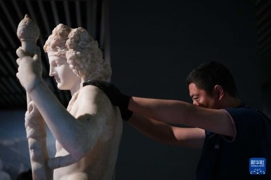 7月2日，工作人員將開箱后的古希臘文物放置在展臺上。新華社記者 張端 攝