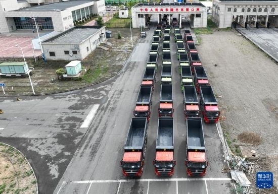 7月2日，車輛在巴克圖口岸辦理通關(guān)手續(xù)（無人機照片）。新華社發(fā)（馬丁 攝）