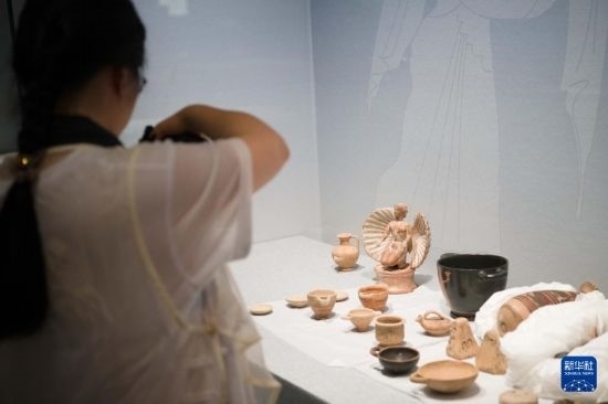 7月2日，開箱后的古希臘文物被工作人員移入展柜。新華社記者 張端 攝
