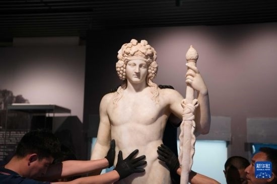 7月2日，工作人員將開箱后的古希臘文物放置在展臺上。新華社記者 張端 攝