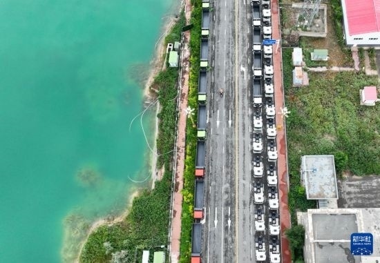 7月2日，車輛在巴克圖口岸有序出境（無人機照片）。新華社發(fā)（馬丁 攝）