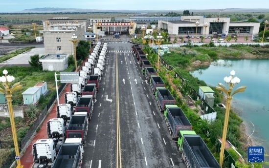 7月2日，車輛在巴克圖口岸有序出境（無人機照片）。新華社發(fā)（馬丁 攝）