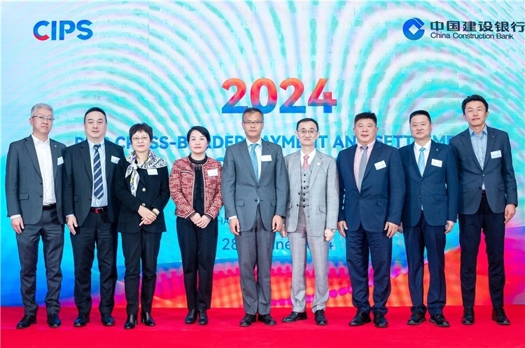 鄭冰開公使與CIPS公司、建行總行以及在南中資銀行合影、留念。（中國建設(shè)銀行約翰內(nèi)斯堡分行供圖）