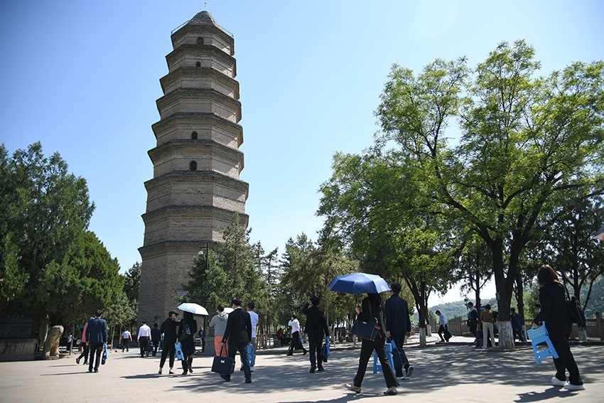 圖為2024年5月7日，游客在延安寶塔山參觀。 新華社記者 張博文 攝